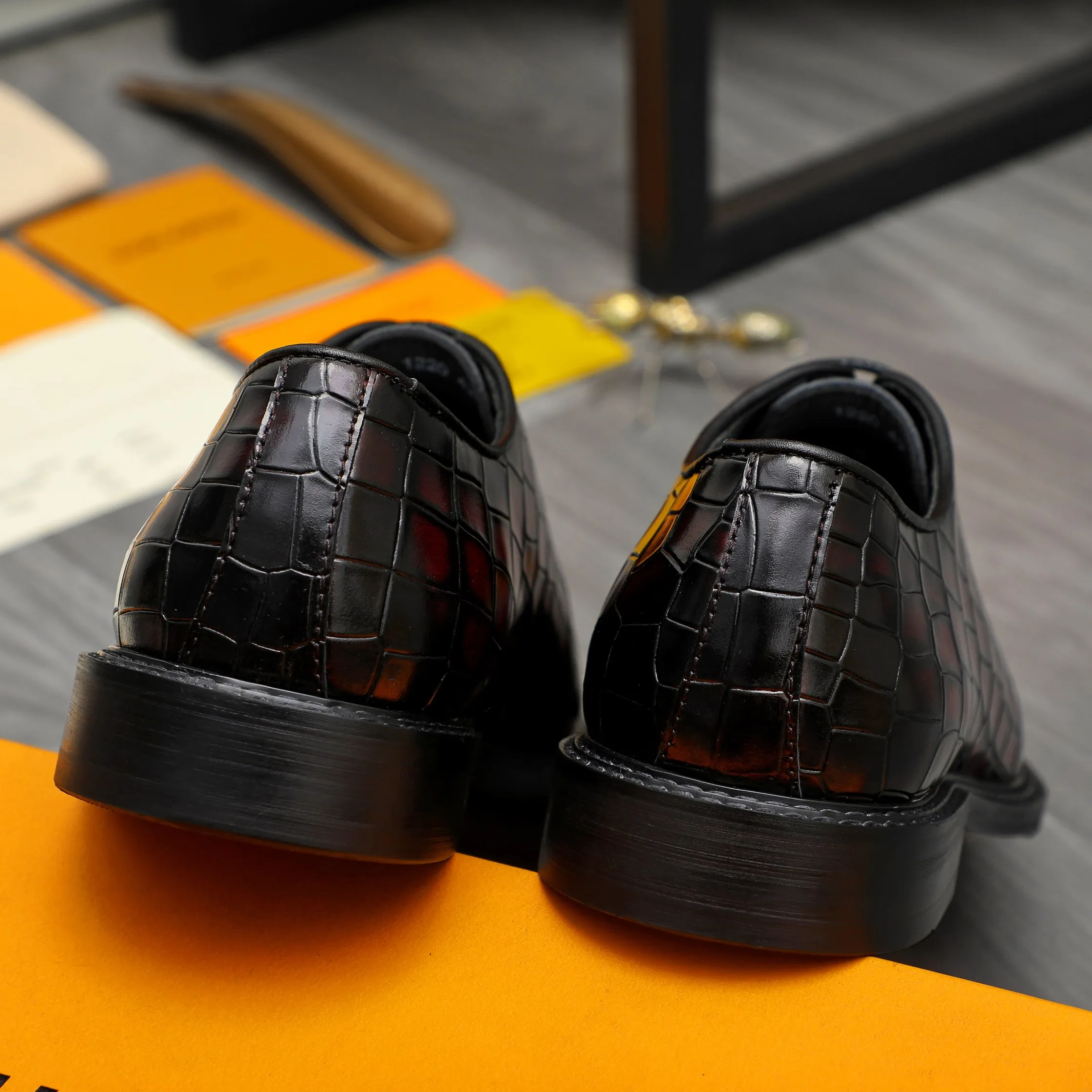 Men's shoes 💰p480 Product trademark: LV (Louis Vuitton) business lace-up leather shoes Regular size: 38-45 (45 is custom-made and non-returnable) Product materials: Selected high-quality color-grabbed stone grain cowhide upper, cowhide lining, rubber outsole